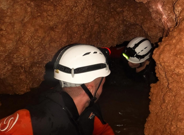  Section étroite de baignade dans la grotte 